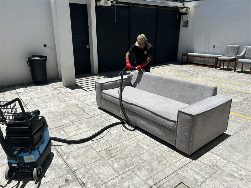 Técnico realizando lavado de sala con equipo de inyección-extracción