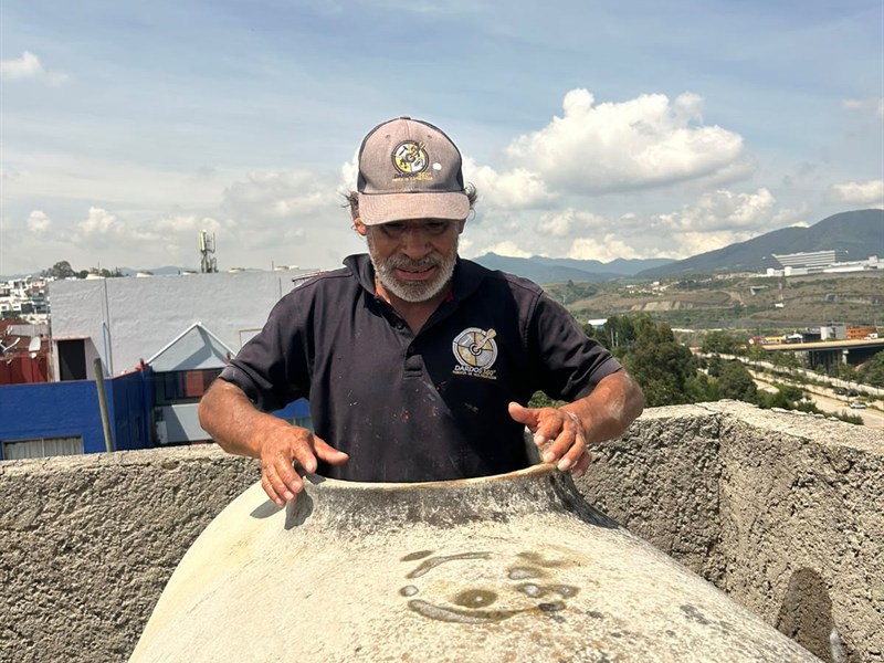 Técnico uniformado de Dardos 360 en mantenimiento de tinaco