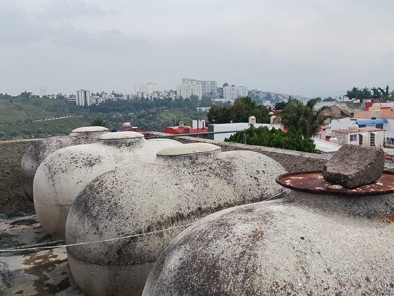 Batería de tinacos de almacenamiento en azotea